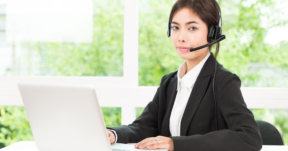 Hình ảnh nhân viên hỗ trợ khách hàng với tai nghe, biểu thị dịch vụ chăm sóc khách hàng 24/7 chuyên nghiệp của TV88.