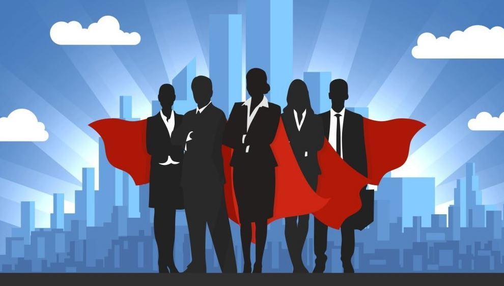 Hình ảnh hai chiến kê đang giao đấu quyết liệt trên sàn đá gà Thomo, thể hiện sự gay cấn của trận đấu.