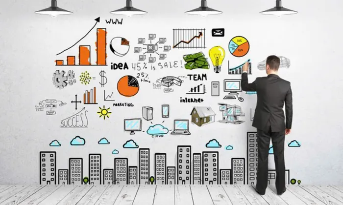 Hình ảnh bàn tay cầm chip cá cược và máy tính, minh họa chiến thuật chơi nổ hũ hiệu quả từ các chuyên gia.